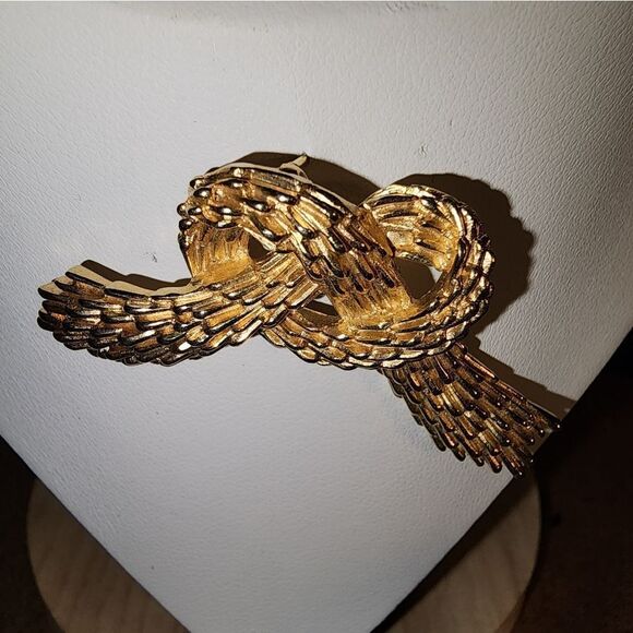 Trifari Vintage Gold-Tone Knot Brooch - Picture 2 of 3
